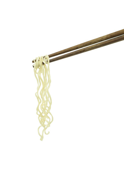 筷子夹着东方面条孤立在白色的背景图片下载