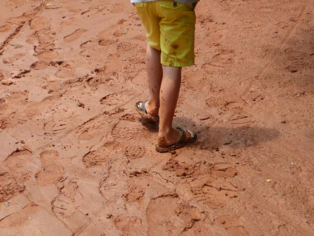 泥泞的脚图片下载