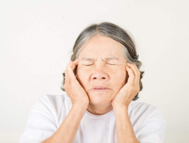 老年妇女的头痛图片下载