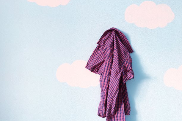 孩子们的衬衫挂在蓝色的墙上图片下载