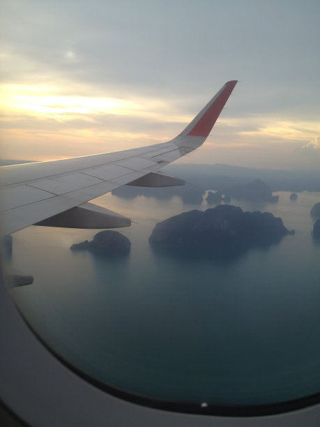 飞机窗口看到云和天空的喷气机翼图片下载