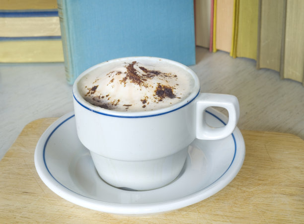 书和一杯卡布奇诺图片下载