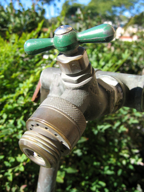 一个室外水龙头的特写图片下载