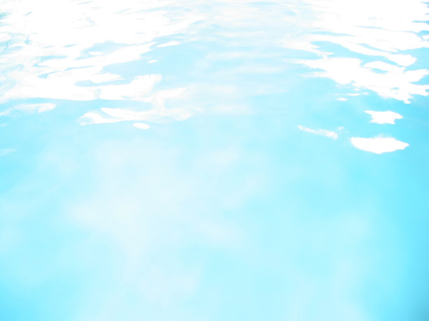 有阳光反射的浅蓝色海水图片下载