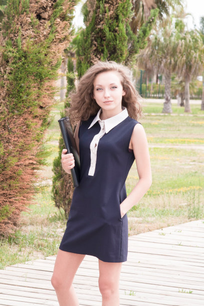 十几岁的女孩和她的研究文件夹000_图片下载