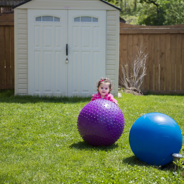 女孩在后院玩球图片下载