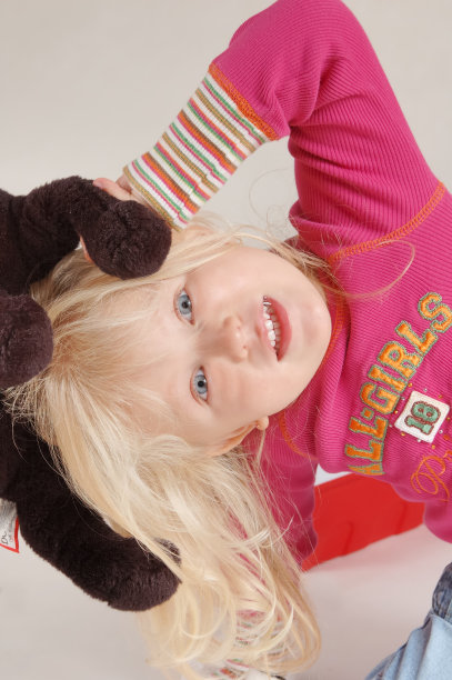 可爱的小女孩和泰迪熊图片下载