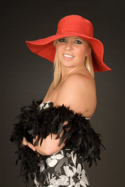 红帽子和黑羽毛围巾图片下载