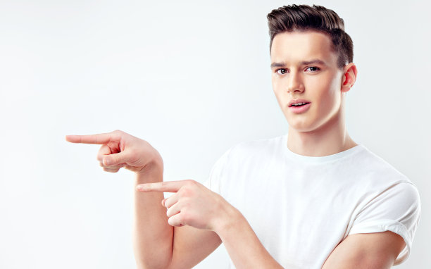 帅哥指着一边看不见的产品。图片下载