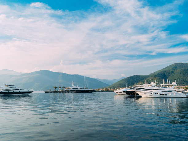 游艇波尔图黑山。蒂瓦特的精英地区图片下载