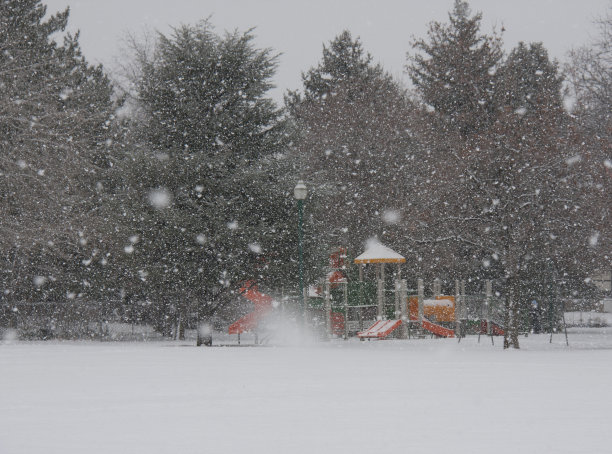 暴风雪中的游乐场图片下载