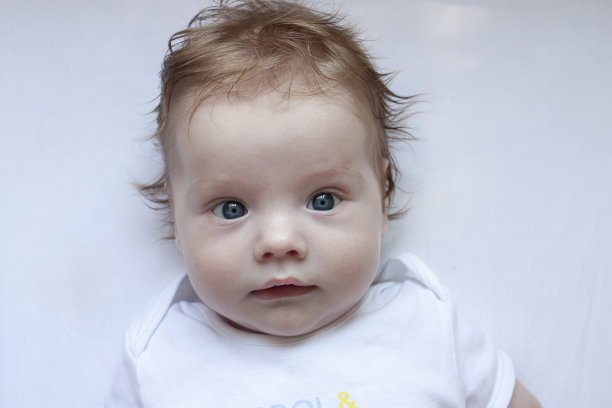 天真的小男孩感到满足图片下载