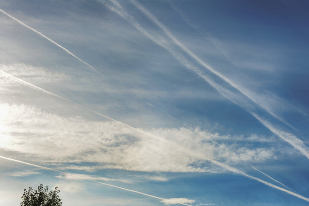 蓝天上的化学小径图片下载
