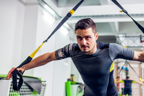 在健身房教健身的人图片下载