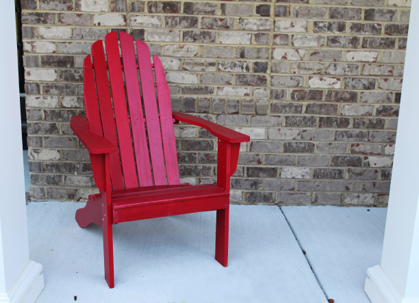 前门廊上的红色木制椅子图片下载