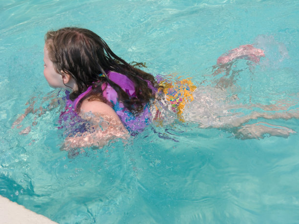 孩子游泳图片下载