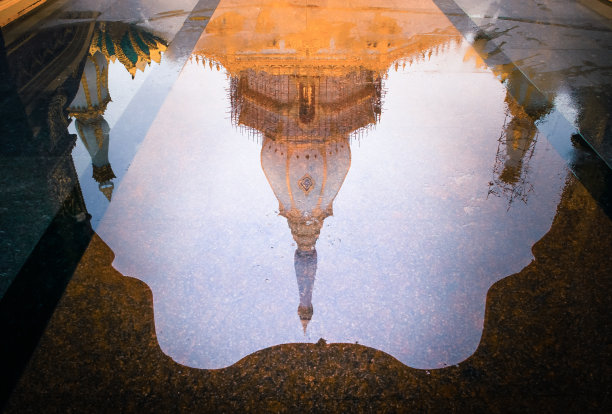 Maha Chedi Chai Mongkhol的倒影，Roi Et省，泰国图片下载