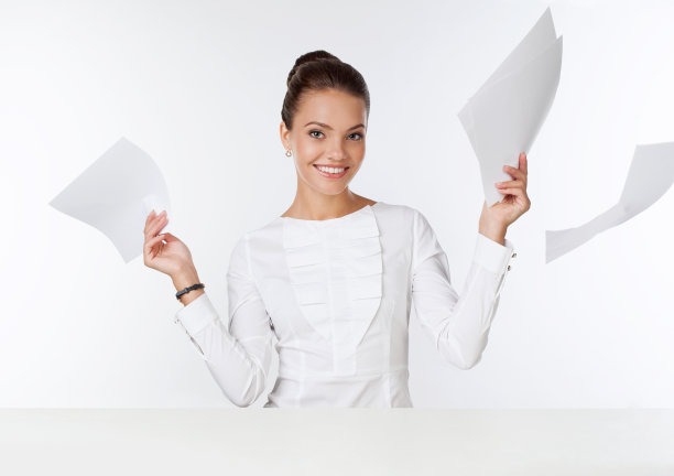 带着美丽的微笑扔纸的女商人图片下载