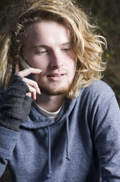 手持手机的年轻男性图片下载