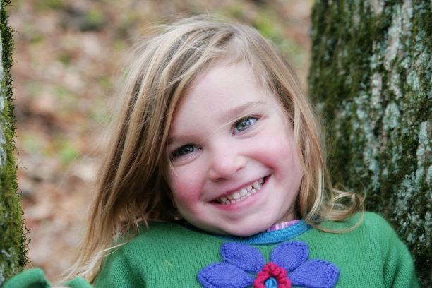 可爱的微笑小女孩图片下载