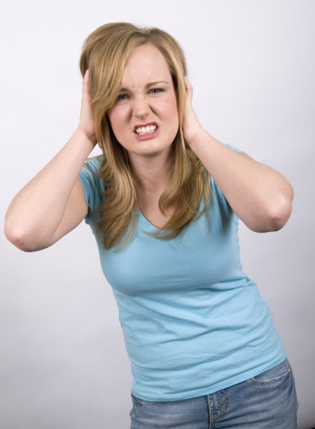 年轻女子看起来很生气图片下载