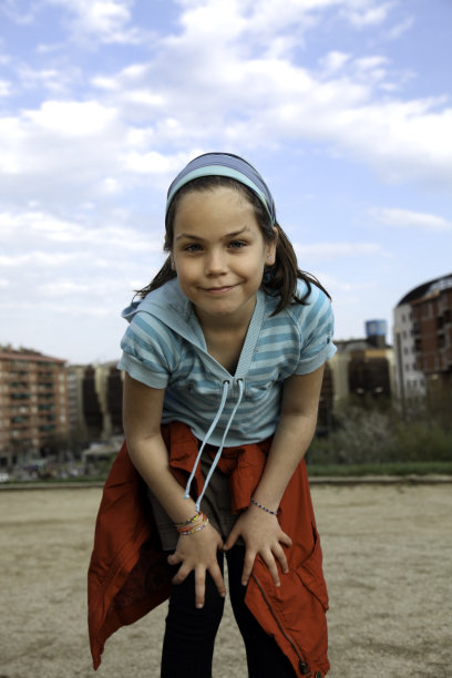 Yopung女孩在城市图片下载
