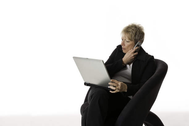 忧心忡忡的女人在看电脑图片下载