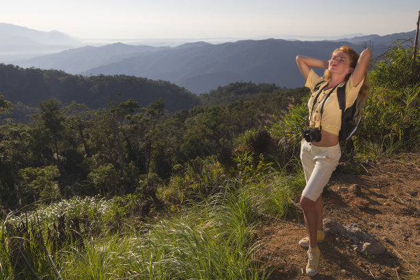 山上的女孩图片下载