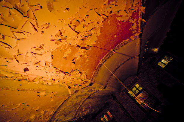 废弃房子里的垃圾天花板图片下载