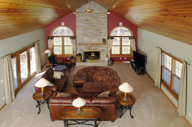 有舌槽天花板的大房间图片下载