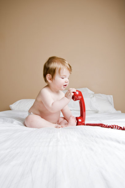 可爱的宝宝和红色的电话接收器图片下载