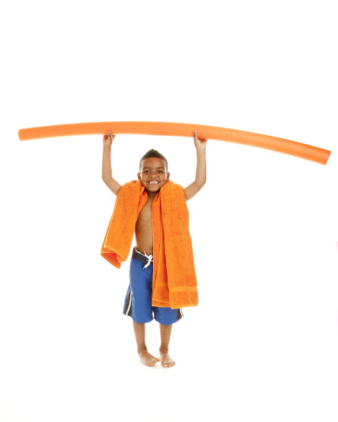 小男孩去游泳池图片下载