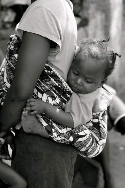 婴儿躺在妈妈的背上图片下载