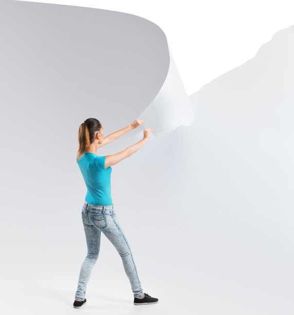 女人撕开白纸背景图片下载