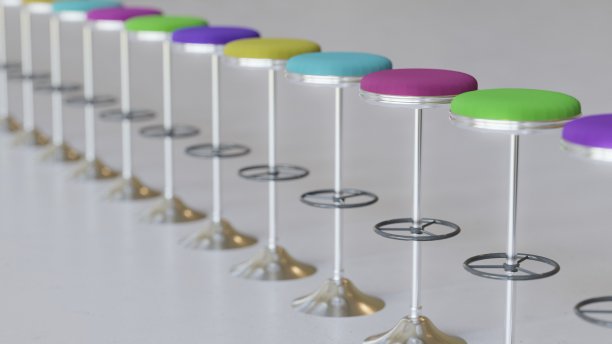 现代各种颜色的皮革和原材料金属酒吧凳子在混凝土上图片下载