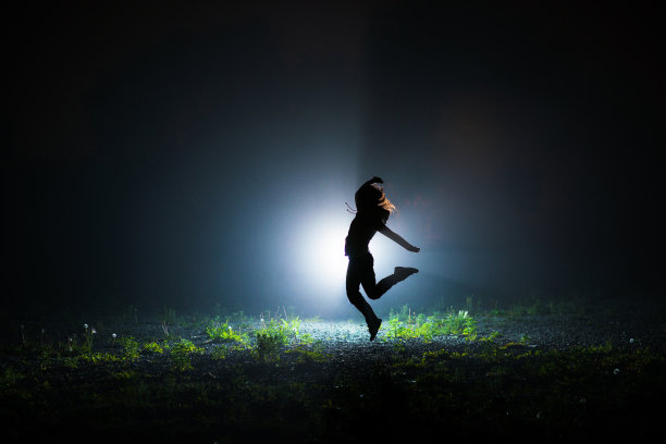 雾中跳跃的女孩图片下载