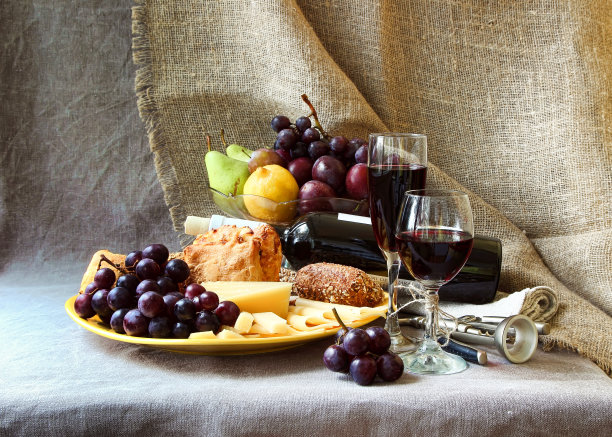 葡萄，一盘奶酪和一杯葡萄酒图片下载