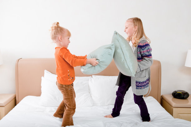 枕头大战图片下载