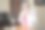 女科学家对着一块岩石微笑图片下载