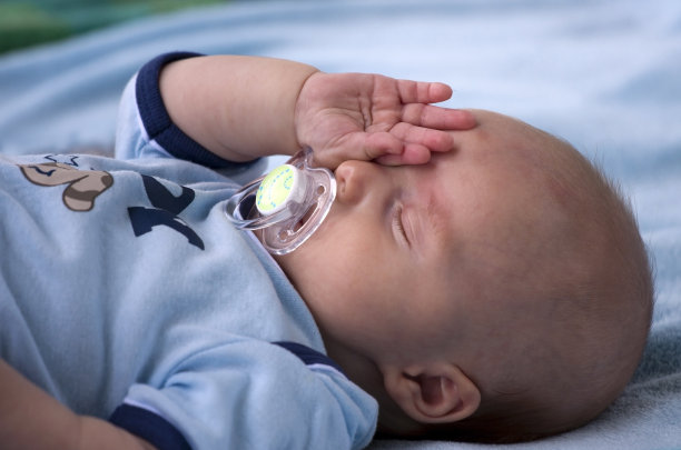 熟睡的婴儿图片下载