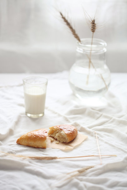 卷心菜包和一杯牛奶图片下载