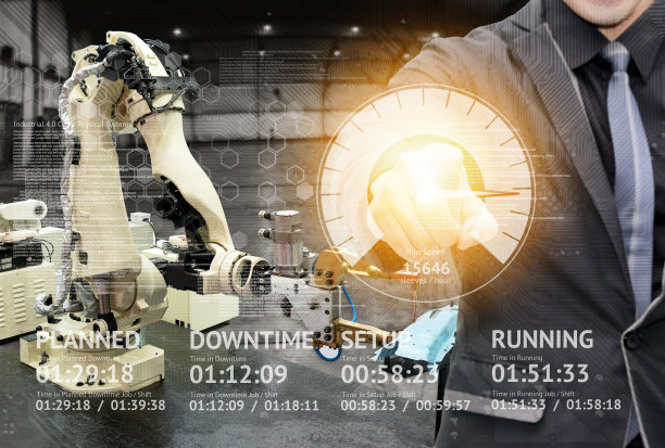 工业4.0物联网概念。应用UI屏幕和Man suit Engineer手指指向屏幕，用于控制自动化无线机器人机械臂的智能工厂背景。图片下载