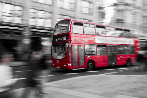 典型的红色双层巴士在伦敦-选择性颜色图片下载