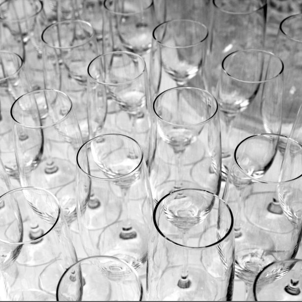 酒杯放在白色的桌子上图片下载