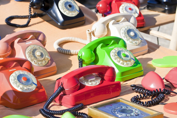 旧的彩色塑料模拟手机在跳蚤市场素材图片