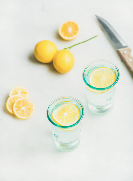 早晨的排毒柠檬水的玻璃，在轻大理石的背景图片下载