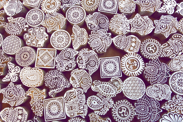 雕刻符号、叶子、太阳、鱼等在木块表面为传统印花纺织品。印度流行的设计。图片下载