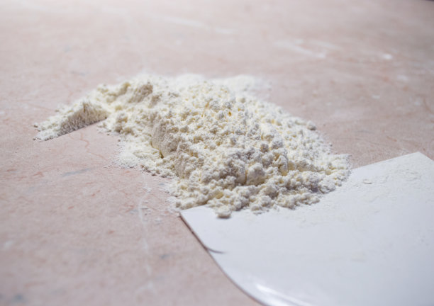 用刮刀/器具刮面粉图片下载