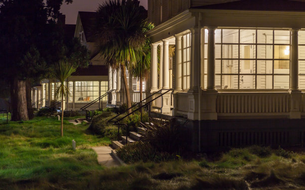 晚上的贝克堡门廊图片下载