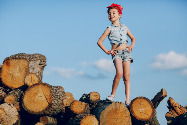 时尚美丽的小女孩图片下载